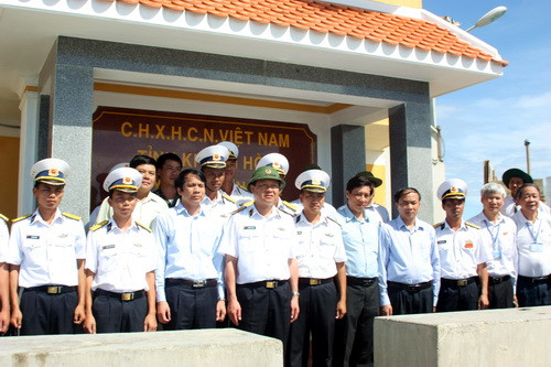 Chuẩn Đô đốc Nguyễn Văn Ninh, Thứ trưởng Phạm Mạnh Hùng chụp ảnh lưu niệm trên đảo Đá Đông. Ảnh: gdtd.vn Chuẩn Đô đốc Nguyễn Văn Ninh, Thứ trưởng Phạm Mạnh Hùng chụp ảnh lưu niệm trên đảo Đá Đông. Ảnh: gdtd.vn