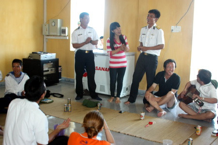 Các sinh viên trong đoàn giao lưu với cán bộ chiến sĩ trên đảo Đá Đông. Ảnh: gd Các sinh viên trong đoàn giao lưu với cán bộ chiến sĩ trên đảo Đá Đông. Ảnh: gd