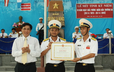 UBND tỉnh Khánh Hòa tặng Bằng khen cho các đảo. UBND tỉnh Khánh Hòa tặng Bằng khen cho các đảo.