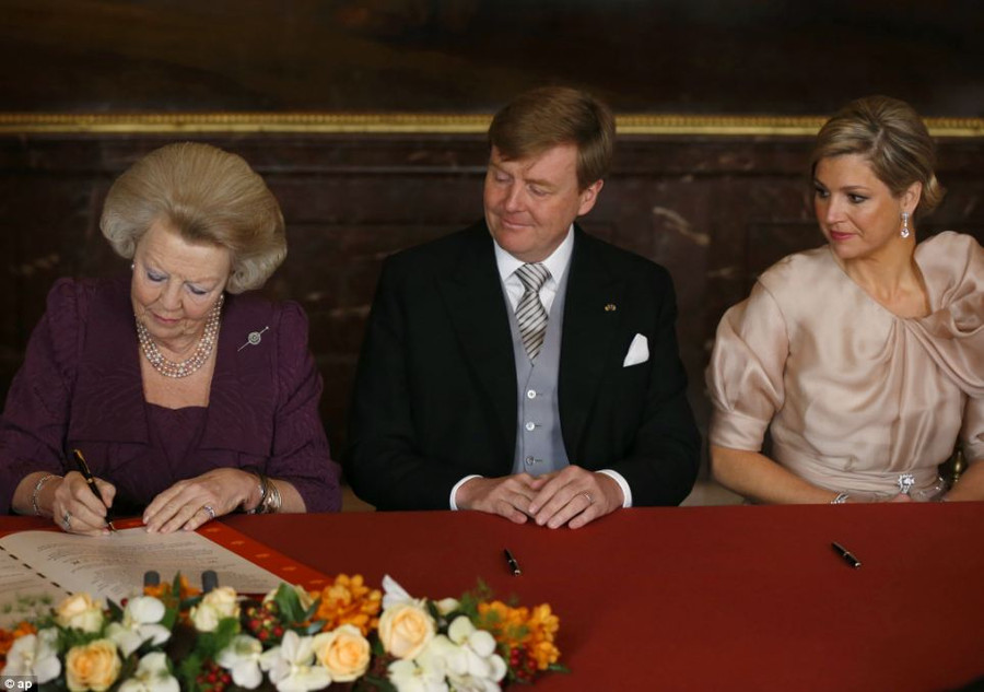 Hà Lan tưng bừng đón chào vị vua đầu tiên kể từ năm 1890 ảnh 1 End of an era: Queen Beatrix of the Netherlands signs the act of abdication next to her son Crown Prince Willem-Alexander and his wife Crown Princess Maxima during a ceremony at the Royal Palace in Amsterdam Read more: http://www.dailymail.co.uk/news/article-2316988/Queen-Beatrix-Netherlands-abdicates-Thousands-Dutch-turn-monarch-sign-away-throne.html#ixzz2RwgZfpbk Follow us: @MailOnline on Twitter | DailyMail on Facebook