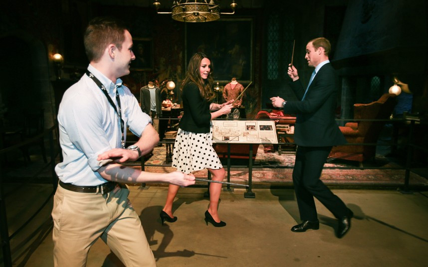Những hình ảnh ấn tượng trong tuần ảnh 3 The Duke and Duchess of Cambridge with their wands on the set of the Harry Potter Films during their visit to Warner Bros studios in Leavesden