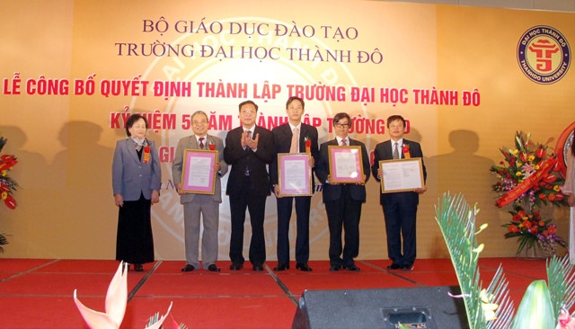 Trường ĐH Thành Đô thực hiện cam kết với Bộ GD&ĐT – Chính phủ khi thành lập trường ảnh 3 Hội đồng cổ đông, Hội đồng quản trị, Ban Giám hiệu Nhà trường đón nhận quyết định thành lập Trường Đại học Thành Đô từ Bộ trưởng Bộ Giáo dục và Đào tạo Phạm Vũ Luận