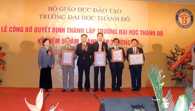 Hội đồng cổ đông, Hội đồng quản trị, Ban Giám hiệu Nhà trường đón nhận quyết định thành lập Trường Đại học Thành Đô từ Bộ trưởng Bộ Giáo dục và Đào tạo Phạm Vũ Luận