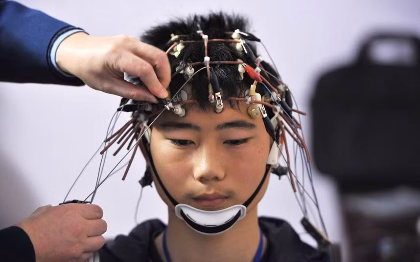 Những hình ảnh ấn tượng trong tuần ảnh 4 An examinee takes an electroencephalogram test during a military pilot selection in Wuhan, Hubei province. Around 500 high school graduates and university students took part in a series of physical examinations for the annual local military pilot recruitment exercise