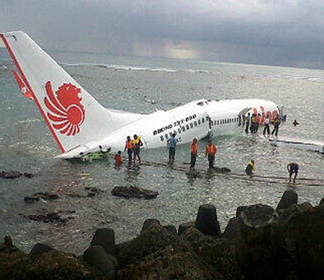 Indonesia: Máy bay chở hơn 100 người hạ cánh xuống biển