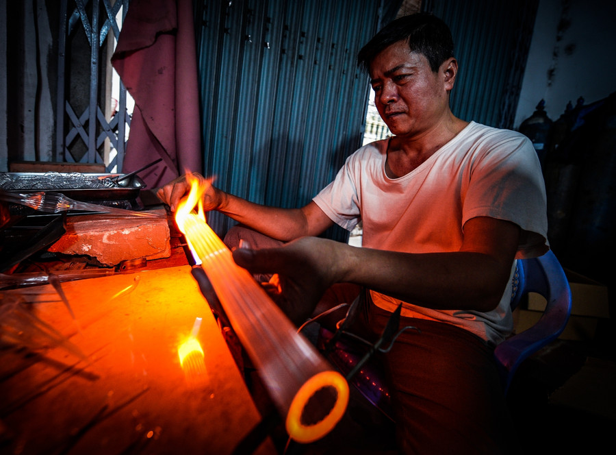 Thủy tinh nguội rất nhanh nên công đoạn chỉnh sửa sản phẩm được thực hiện trên ngọn lửa. Thủy tinh nguội rất nhanh nên công đoạn chỉnh sửa sản phẩm được thực hiện trên ngọn lửa.