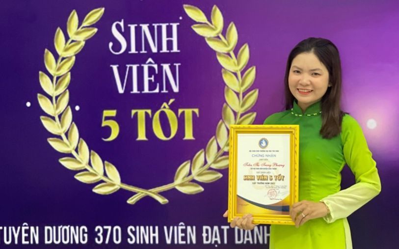 Trần Thị Trang Phượng nhận danh hiệu “Sinh viên 5 tốt”.