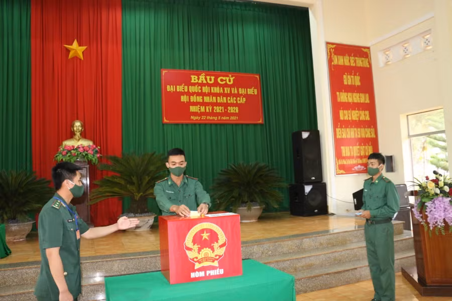 Cử tri trực tiếp bỏ lá phiếu bầu ĐBQH khóa XV và ĐBHĐND các cấp nhiệm kỳ 2021-2026