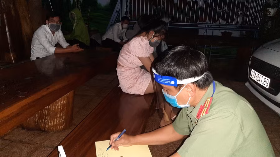 Lực lượng chức năng lập biên bản vị phạm đối với karaoke Sen Hồ