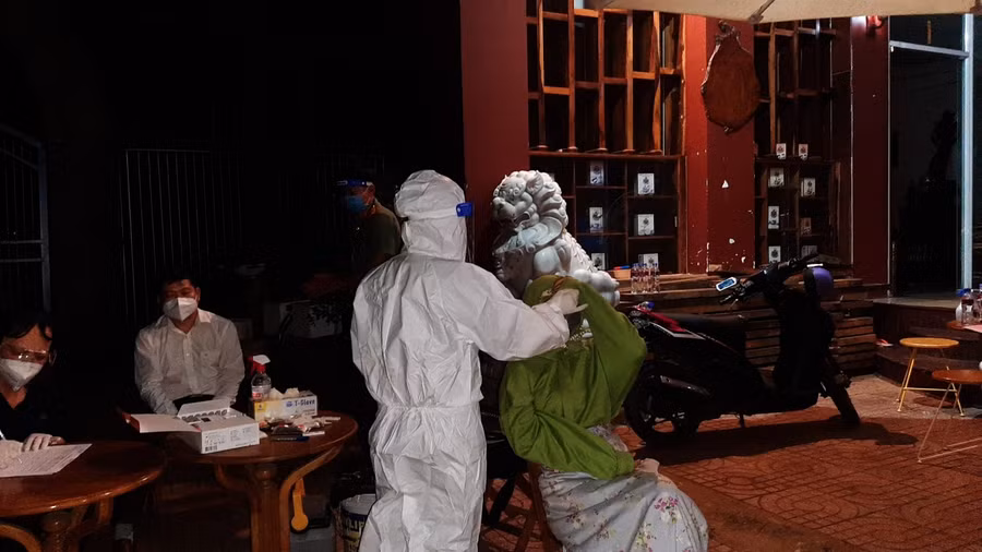 Lực lượng chức năng lấy mẫu test nhanh kháng nguyên SARS-CoV-2 cho nhân viên và khách hát tạo karaoke Sen Hồ (ảnh: Công an cung cấp).