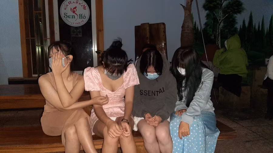 Mặc dù đang là điểm nóng của dịch Covid-19, nhưng quán karaoke Sen Hồ, TP Buôn Ma Thuột vẫn mở cửa đón khách có cả tiếp viên (ảnh: Công an cung cấp).