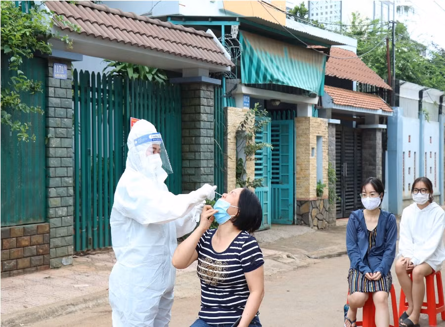 Lực lượng chức năng lấy mẫu test nhanh kháng nguyên SARS-CoV-2 cho người dân TP Buôn Ma Thuột