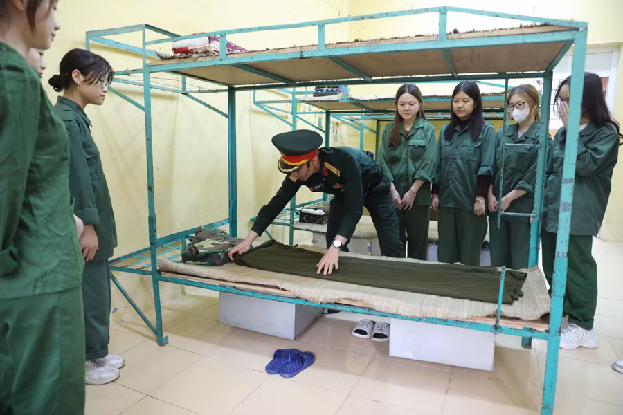 Gấp chăn màn đúng quy định là công việc đầu tiên của sinh viên để làm quen với môi trường trong quân đội.