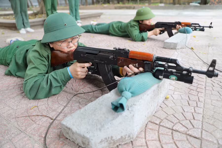 Nữ sinh thực hành kỹ thuật nằm bắn súng.