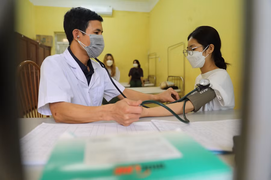 Trong thời gian học tập tại Phân hiệu Trường Đại học Sư phạm Hà Nội tỉnh Hà Nam, các sinh viên luôn được cán bộ y tế theo dõi, chăm sóc sức khỏe.