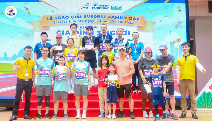 Trao giải cho các &quot;vận động viên&quot; tại Giải chạy Marathon.