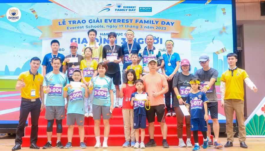 Trao giải cho các "vận động viên" tại Giải chạy Marathon.