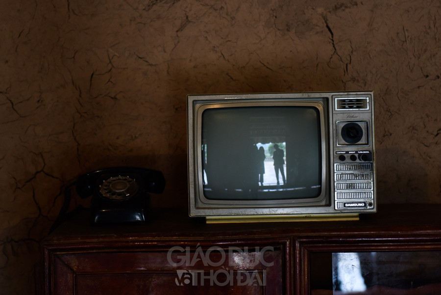 Căn nhà 3 gian với những đồ dùng hết sức quen thuộc một thời.