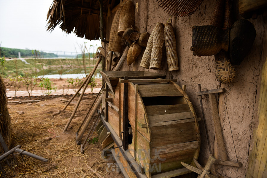 Từ những cây rơm, chiếc máy quạt thóc, lúa xưa cũng được tái dựng lại.