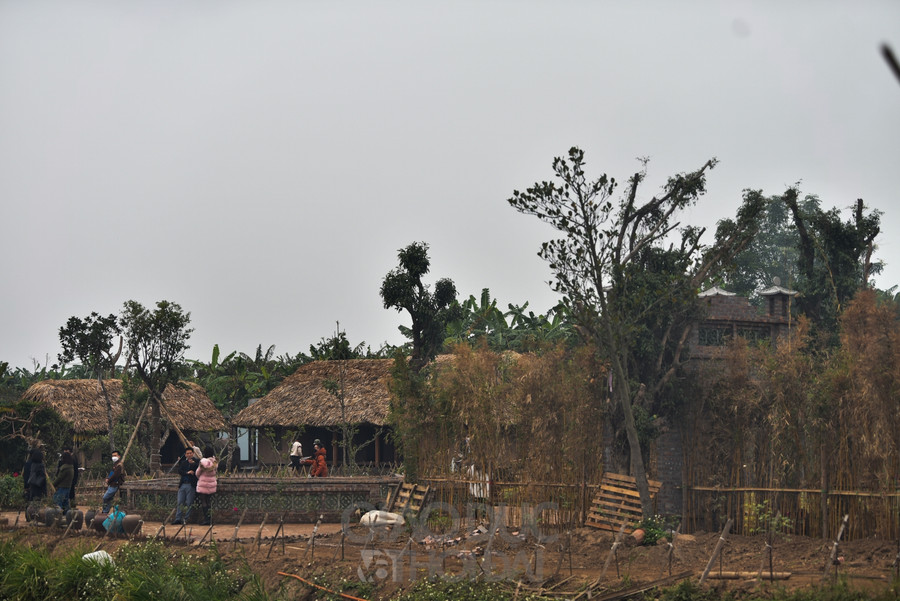Đi sâu vào trong, những hình hình lũy tre đầu làng, cổng làng bỗng hiện lên trong làn khói lam chiều.