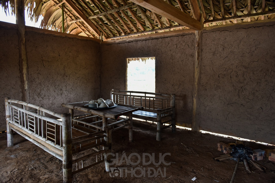 Căn bếp xưa với bếp củi, những chiếc bát, đĩa Hải Dương từ những thập kỷ 90.