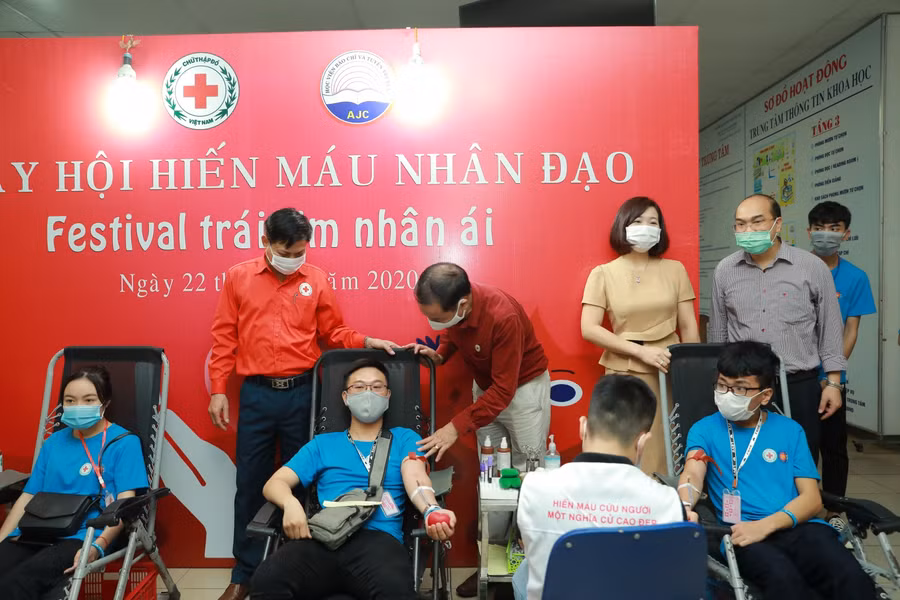 Đông đảo sinh viên tham gia hiến máu nhân đạo