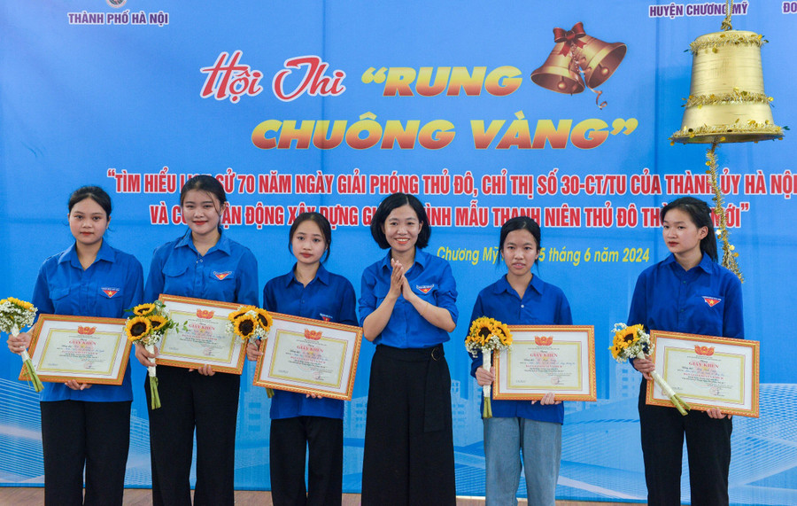 Các thí sinh giành giải khuyến khích của hội thi.