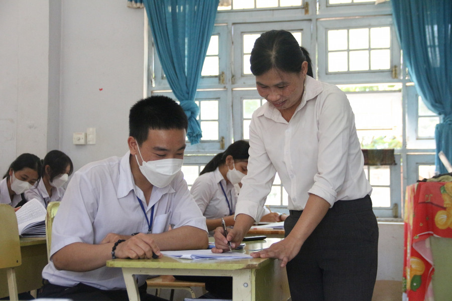 Giáo viên tận tình hướng dẫn học sinh ôn tập. Giáo viên tận tình hướng dẫn học sinh ôn tập.