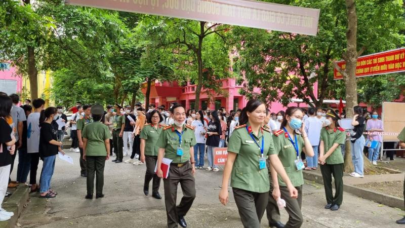 Cán bộ phục vụ kỳ thi tại Hội đồng thi Học viện Chính trị CAND chào đón thí sinh tham dự kỳ thi. (ảnh Anh Tú) Cán bộ phục vụ kỳ thi tại Hội đồng thi Học viện Chính trị CAND chào đón thí sinh tham dự kỳ thi. (ảnh Anh Tú)