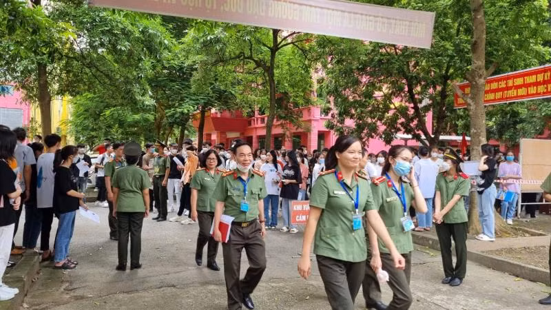 Cán bộ phục vụ kỳ thi tại Hội đồng thi Học viện Chính trị CAND chào đón thí sinh tham dự kỳ thi. (ảnh Anh Tú)