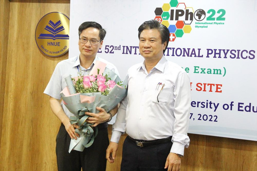 Thứ trưởng Nguyễn Hữu Độ tặng hoa chúc mừng và gửi lời cảm ơn đến PGS.TS Lục Huy Hoàng