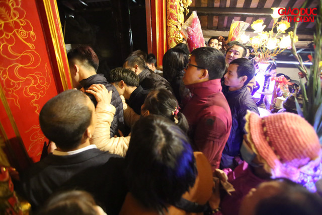 Cảnh tượng hỗn loạn hầu như năm nào cũng xuất hiện tại hội Gióng trong khi công tác chuẩn bị đã cố gắng đảm bảo an toàn cho người tham gia, ai cũng sẽ nhận được lộc thánh.