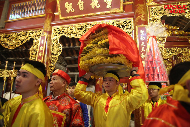 Chiếc kiệu hoa tre được các thanh niên cao to, vạm vỡ trong thôn Vệ Linh tháp tùng