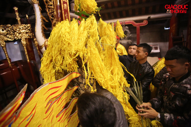 Lộc hoa tre được làm từ những thanh tre dài khoảng 50cm, đường kính khoảng 1cm, đầu được tuốt bông và nhuộm màu vàng óng.