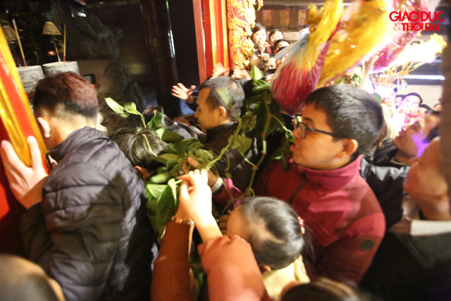 Tất cả các lối đi đến đền Thượng đều chật kín người. Tiếng la hét, nhộn nhạo tái diễn trong gần một tiếng đồng hồ.