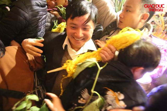 Một thanh niên nở nụ cười sung sướng khi đã giành được "chiến lợi phẩm" trên tay.