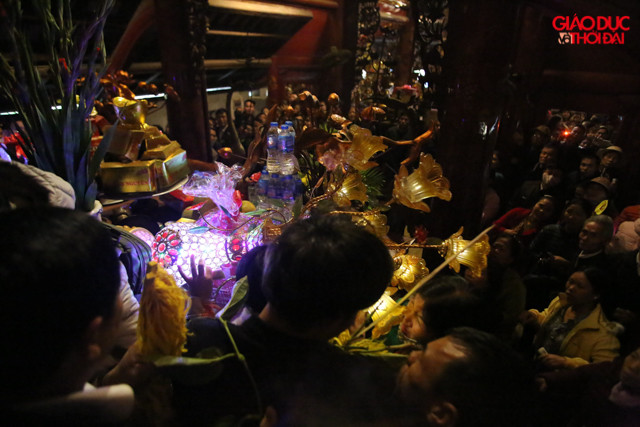 Ngay khi nghi thức kết thúc, hàng trăm người dân chen lấn, xô đẩy nhau trước cửa đền nhỏ hẹp với hy vọng "cướp" được lộc hoa tre, trầu cau mang về nhà.