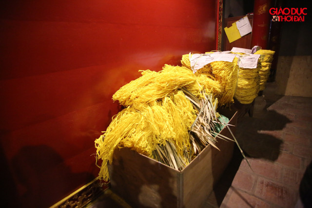 Từng gò hoa tre sau khi dâng lên đền sẽ được mang vào hậu cung để phát cho người dân.