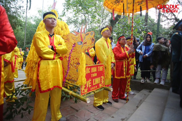 Giò hoa tre được các làng chuẩn bị dâng lên đền Thượng