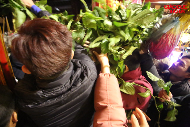 Liên tiếp xuất hiện những hình ảnh không đẹp trong lễ hội đền Gióng.