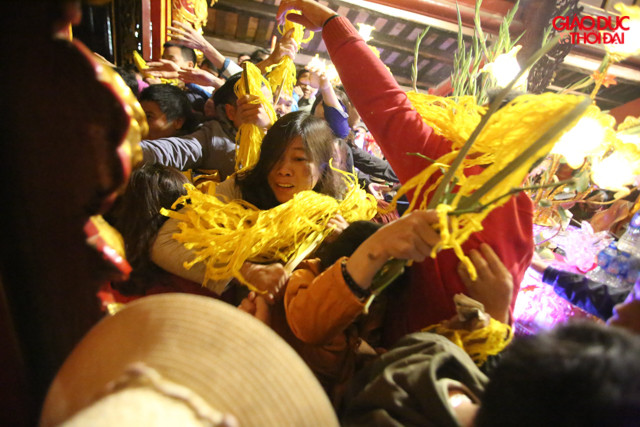 Người dân còn tranh cướp lộc ở trên điện thờ, khiến một chiếc đèn bất ngờ bị đổ xuống.