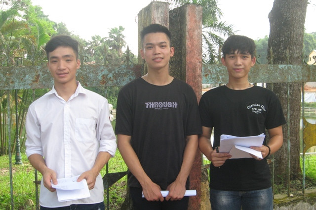 Nguyễn Trung Hiếu và các bạn sau buổi thi sáng 26/6