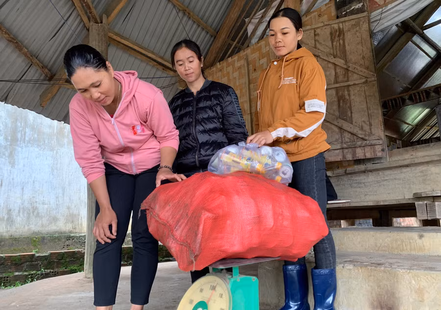 Sau thời gian thu gom rác, các thành viên tập hợp lại để bán lấy tiền gây quỹ.