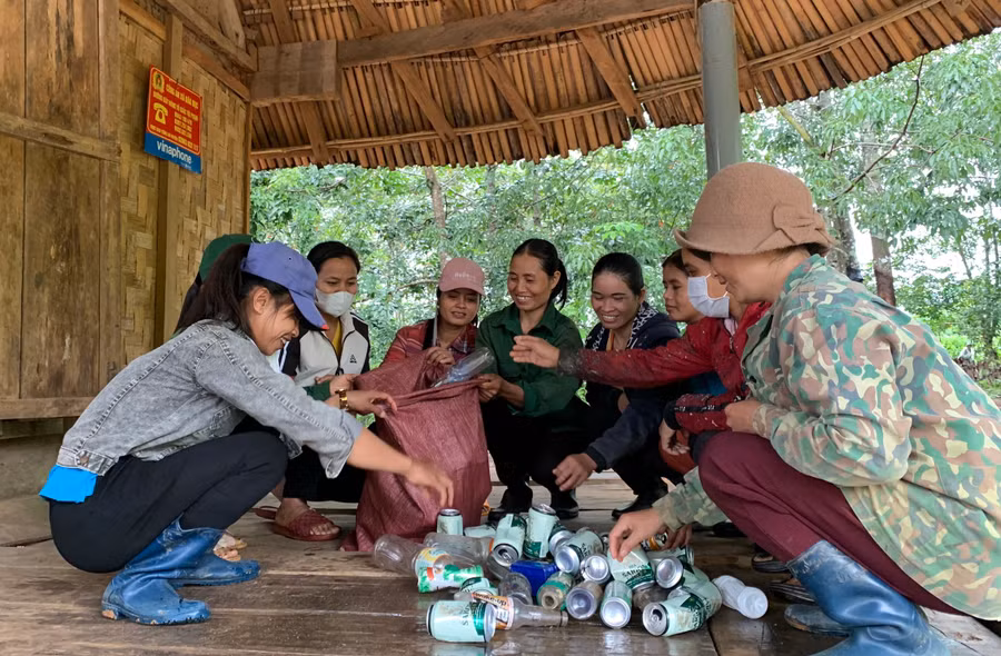 Thành viên mô hình “Biến rác thành tiền” phân loại rác thải tái chế.