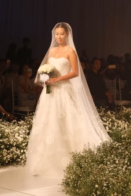 Phuong Mai gay chu y voi dam hoa tiet la - Anh 3