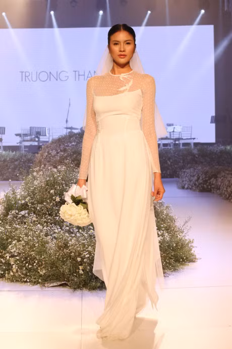 Phuong Mai gay chu y voi dam hoa tiet la - Anh 8