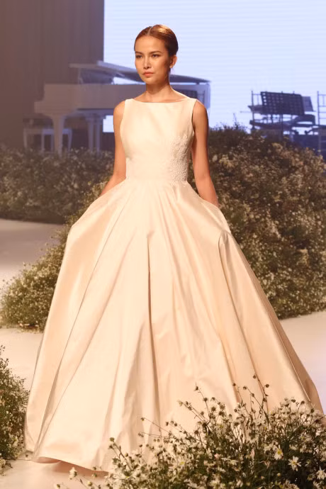 Phuong Mai gay chu y voi dam hoa tiet la - Anh 7