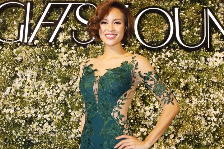 Phương Mai gây chú ý với đầm họa tiết lá, khéo khoe đường cong quyến rũ