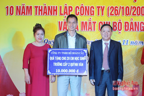 Nong dan sang che may duc gach khong nung duoc nhan Bang khen cua Chu tich tinh - Anh 2