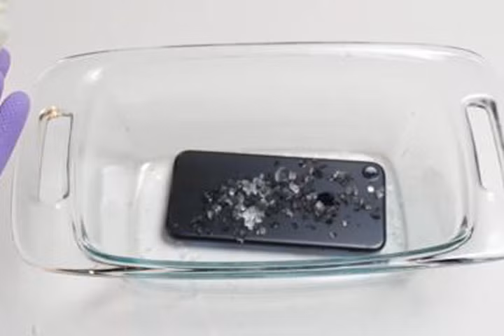 Ngâm iPhone 7 trong axit mạnh nhất hiện nay, điều gì sẽ xảy?